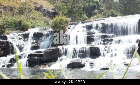 cascata in kodanadu tamilnadu. L'acqua cade nella cascata nascosta in kodanadu Foto Stock