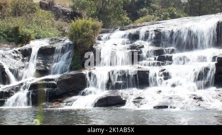 cascata in kodanadu tamilnadu. L'acqua cade nella cascata nascosta in kodanadu Foto Stock