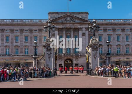 Regno Unito, Londra - 29 luglio 2022: I visitatori in attesa di cambiare la guardia di fronte al Royal Buckingham Palace. Foto Stock