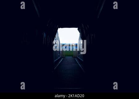 Una vista generale dell'interno dello stadio dal tunnel durante la partita della Sky Bet League 2 tra Hartlepool United e Crewe Alexandra a Victoria Park, Hartlepool il martedì 13th settembre 2022. (Credit: Marco Fletcher | NOTIZIE MI) Credit: NOTIZIE MI & Sport /Alamy Live News Foto Stock