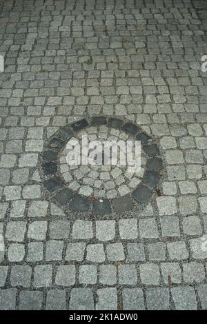 Granitsteinpflaster mit Zierelementen Foto Stock