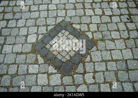 Granitsteinpflaster mit Zierelementen Foto Stock