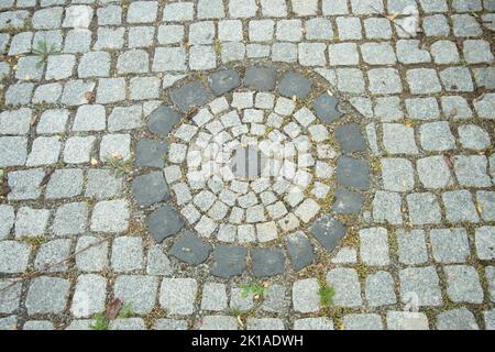 Granitsteinpflaster mit Zierelementen Foto Stock