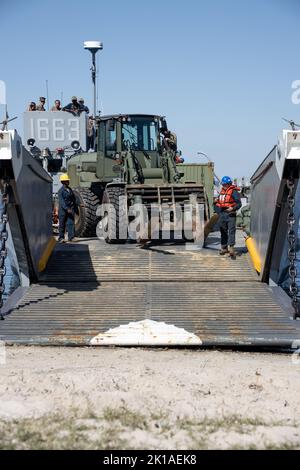 I marinai degli Stati Uniti si preparano a scaricare i Marines degli Stati Uniti e le loro attrezzature da U.S. Navy Landing Craft, Utility 1663 dopo aver beaching a Rio de Janeiro a sostegno della Special Purpose Marine Air-Ground Task Force UNITAS LXIII, 2 settembre 2022. Marines e le loro attrezzature si spostano a terra dalla nave portuale di trasporto anfibio USS Mesa Verde (LPD 19) per iniziare la formazione durante l'esercizio UNITAS LXIII. UNITAS è l'esercizio marittimo multinazionale annuale più lungo al mondo, che si concentra sul miglioramento dell'interoperabilità tra più nazioni e forze congiunte durante le operazioni litorali e anfibie al fine di Foto Stock