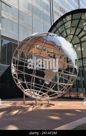 Chicago, Illinois, Stati Uniti. Scultura a globo presso la Willis Tower (ex Sears Tower). Foto Stock