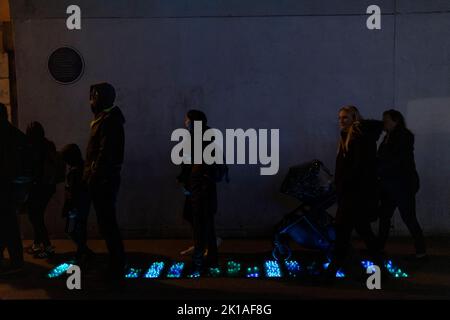 Londra, Regno Unito. 17th settembre 2022. La gente fa la fila di notte per pagare il loro rispetto alla Westminster Hall, dopo la morte della regina Elisabetta britannica. Kamil Jasnski/Alamy Live News Foto Stock