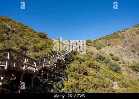 Vista dei passaggi pedonali di Ribeira de Quelhas a Coentral Grande, Castanheira de Pera, Portogallo. Foto Stock