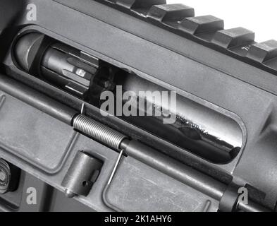 AR-15 senza munizioni nella camera isolata su bianco Foto Stock