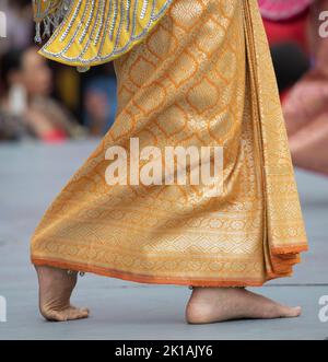 Ballerina tailandese. Primo piano dei piedi di una donna in uno spettacolo di danza tradizionale al Chinatown Street Festival, Calgary, Canada Foto Stock