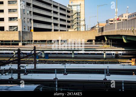 Washington, Stati Uniti. 15th Set, 2022. I treni Amtrak si fermano lungo i binari. Il presidente Joe Biden ha annunciato che è stato raggiunto un potenziale accordo sul lavoro ferroviario, per evitare un possibile sciopero. (Foto di Dominick Sokotoff/SOPA Images/Sipa USA) Credit: Sipa USA/Alamy Live News Foto Stock