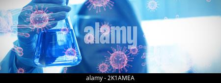 coronavirus su sfondo bianco contro scienziato che tiene in su un bicchiere di sostanza chimica. Test per Coronavirus, concetto pandemico globale Foto Stock