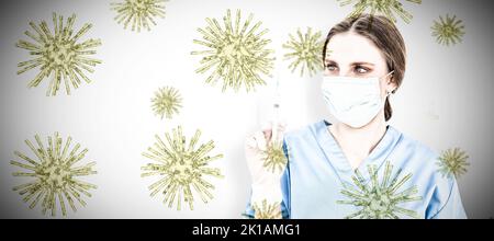 Grazioso medico bruna femmina che tiene una siringa e lo guarda contro l'immagine digitale di coronavirus blu. Test per Coronavirus, pandemia globale Foto Stock