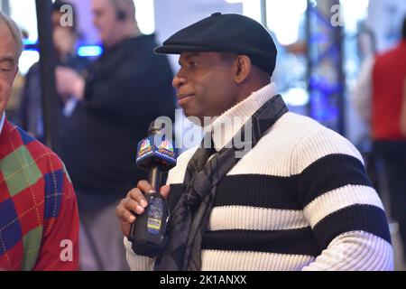 L'atleta della NFL Hall of Fame Deion Sanders partecipa alla media row al Mall of America di Bloomington, Minnesota, durante la settimana del Super Bowl LII. Foto Stock