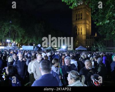 Westminster Hall, Londra, Regno Unito. 16 Settembre 2022. Le code di 14-19 km si estendono su entrambe le sponde del Tamigi e sulla Westminster Hall di Londra, mentre una moltitudine di persone in lutto avanzano pazientemente e lentamente in code ben organizzate che alla fine portano alla Westminster Hall, Dove il pubblico rattristato ma resiliente paga i loro ultimi rispetti alla compiuta regina Elisabetta II di Gran Bretagna, come lei si trova in stato con splendore regale per quattro giorni e notti, prima del suo funerale a Westminster Abbey il 19 settembre. Credit: ©Julia Mineeva/EGBN TV News/Alamy Live News Foto Stock