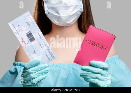 Misure di quarantena. Massima sicurezza. Donna turistica in possesso di passaporto e carta d'imbarco. Prevenzione COVID-19. Protezione da viaggio Foto Stock