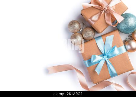 Sfondo di Natale con regali e decorazioni di Natale. Buon Natale e Felice Anno Nuovo. Foto Stock