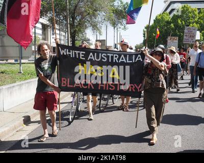 26 gennaio 2019, Australia, Canberra. Più di mille persone marciano dall'Ambasciata tenda a Canberra al Parlamento nell'annuale Invasion Day Rally. Foto Stock