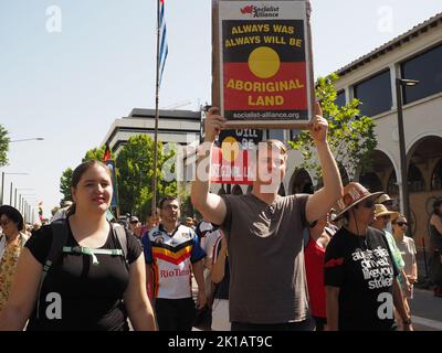 26 gennaio 2019, Australia, Canberra. Più di mille persone marciano dall'Ambasciata tenda a Canberra al Parlamento nell'annuale Invasion Day Rally. Foto Stock
