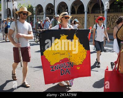 26 gennaio 2019, Australia, Canberra. Più di mille persone marciano dall'Ambasciata tenda a Canberra al Parlamento nell'annuale Invasion Day Rally. Foto Stock