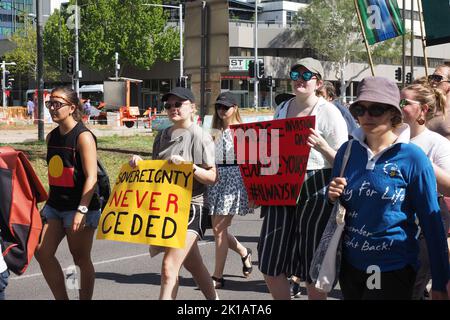 26 gennaio 2019, Australia, Canberra. Più di mille persone marciano dall'Ambasciata tenda a Canberra al Parlamento nell'annuale Invasion Day Rally. Foto Stock