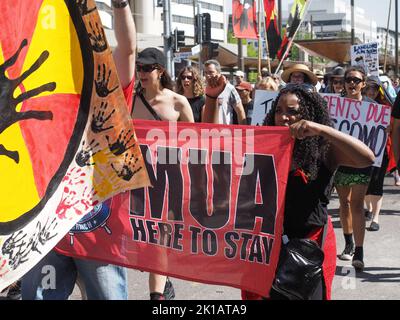 26 gennaio 2019, Australia, Canberra. Più di mille persone marciano dall'Ambasciata tenda a Canberra al Parlamento nell'annuale Invasion Day Rally. Foto Stock