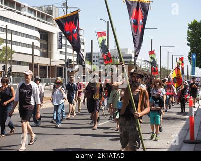 26 gennaio 2019, Australia, Canberra. Più di mille persone marciano dall'Ambasciata tenda a Canberra al Parlamento nell'annuale Invasion Day Rally. Foto Stock
