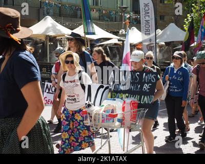 26 gennaio 2019, Australia, Canberra. Più di mille persone marciano dall'Ambasciata tenda a Canberra al Parlamento nell'annuale Invasion Day Rally. Foto Stock