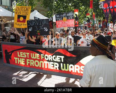 26 gennaio 2019, Australia, Canberra. Più di mille persone marciano dall'Ambasciata tenda a Canberra al Parlamento nell'annuale Invasion Day Rally. Foto Stock
