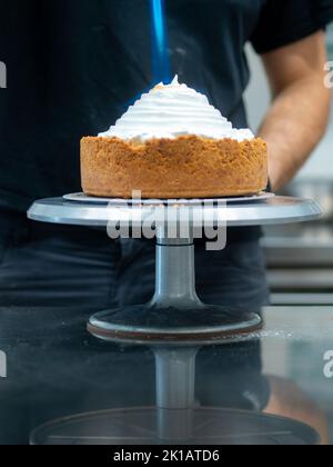 Preparazione della crostata di limone con meringa Foto Stock