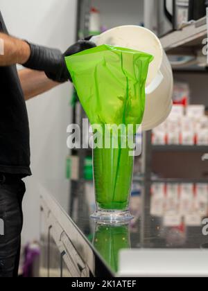 Preparazione di una torta di compleanno Foto Stock