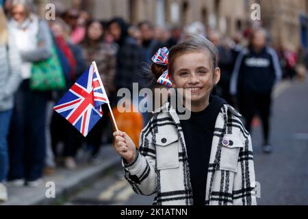 Londra, Regno Unito. 16th Set, 2022. 16 settembre 2022, Londra, Regno Unito: NOA MAGGIO, 8 anni, posa per una foto mentre si unisce in una coda per pagare il rispetto della regina Elisabetta britannica, dopo la sua morte, a Londra. Credit: ZUMA Press, Inc./Alamy Live News Foto Stock