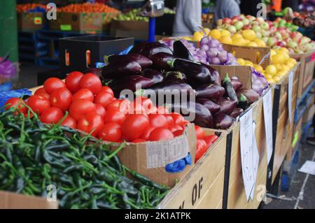 Ortaggi freschi (peperoncini verdi, pomodori, melanzane) in vendita al Paddy’s Fresh Food Market di Flemington, Sydney, Australia Foto Stock