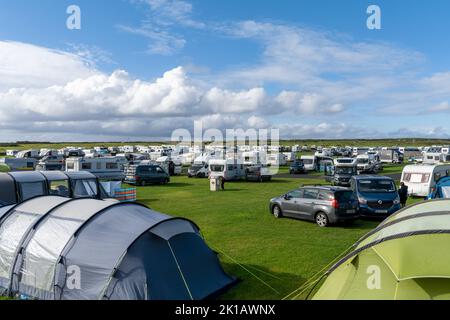 Doolin, Irlanda - 3 agosto, 2022: Vista di un campeggio affollato e pieno in alta estate con molte tende e roulotte Foto Stock