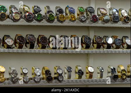 Falsi orologi in vendita al mercato notturno di Petaling Street, Chinatown, Kuala Lumpur, Malesia Foto Stock