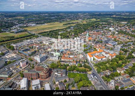 Vista aerea, vista della città, evang. Chiesa della gioventù / Luther chiesa, sullo sfondo il evang. Chiesa di Paulus, centro, Hamm, Ruhr zona, Nord Reno-Westfal Foto Stock