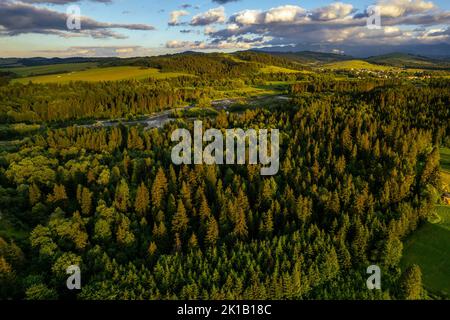 Fiume Bialka nella regione di Podhale, alti monti tatra in Polonia al tramonto. Vista drone Foto Stock