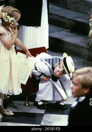 Foto del file datata 23/07/86 di Laura Fellowes (a sinistra), di sei anni, punta al cugino di tre anni Principe William, figlio del Principe e della Principessa di Galles, durante la cerimonia nuziale di Sarah Ferguson e del Duca di York presso l'Abbazia di Westminster. Il tardo monarca aveva otto nipoti, che stanno eseguendo una veglia intorno alla sua bara il Sabato, e 12 bisnonni. La regina era nonna di otto nipoti, che tutti tenevano un profondo rispetto e ammirazione per il loro Granny. Peter Phillips, Zara Tindall, il Principe di Galles, il Duca di Sussex, la Principessa Beatrice, la Principessa Eugenie, Lady lo Foto Stock