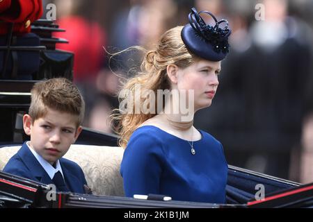 File foto datata 08/06/19 del Visconte Severn e Lady Louise Windsor si fanno strada lungo il Mall fino a Buckingham Palace, a Londra, dopo la cerimonia di Trooping the Colour, mentre la Regina Elisabetta II celebra il suo compleanno ufficiale. Il tardo monarca aveva otto nipoti, che stanno eseguendo una veglia intorno alla sua bara il Sabato, e 12 bisnonni. La regina era nonna di otto nipoti, che tutti tenevano un profondo rispetto e ammirazione per il loro Granny. Peter Phillips, Zara Tindall, il Principe di Galles, il Duca di Sussex, la Principessa Beatrice, la Principessa Eugenie, Lady Louise Windsor e V Foto Stock