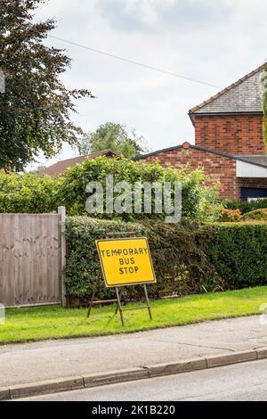 Segnale di fermata dell'autobus temporaneo, Croft Lane, Cherry Willingham, Lincoln 2022 Foto Stock