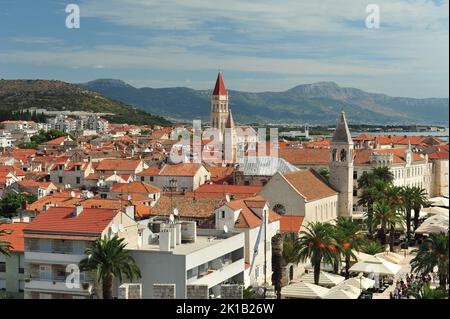 Vista sulla città vecchia di Trogir in Croazia. Foto Stock