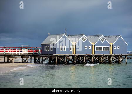 Edifici di legno blu del negozio di articoli da regalo Busselton Jetty all'entrata del molo in un giorno d'inverno, Busselton, Australia Occidentale Foto Stock