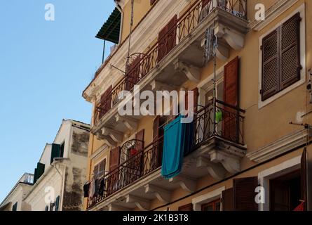 Vista sulla strada di una vecchia casa di città a Corfù, sull'isola di Corfù, Grecia. Foto Stock