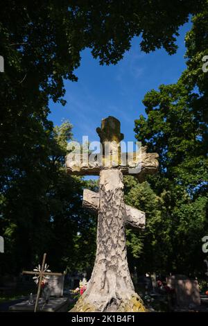 Vecchia croce ortodossa in pietra nel 19th ° secolo storico cimitero ortodosso orientale nel quartiere Wola di Varsavia, Polonia. Foto Stock