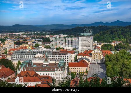 Città di Lubiana in Slovenia, paesaggio urbano con Piazza dei Congressi, Chiesa della Santissima Trinità, edificio dell'Università e Parco Zvezda, vista dall'alto. Foto Stock