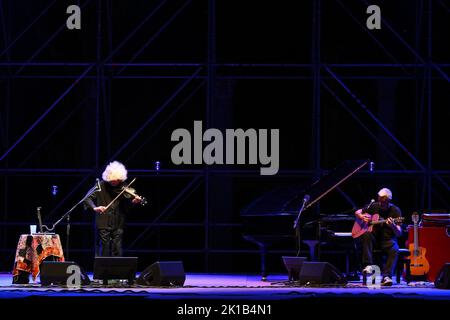 Roma, Italia. 16th Set, 2022. Angelo Branduardi durante il concerto piano e voce, al Teatro Antico Ostia Antica, 16th Roma 2022, Italia Credit: Independent Photo Agency/Alamy Live News Foto Stock