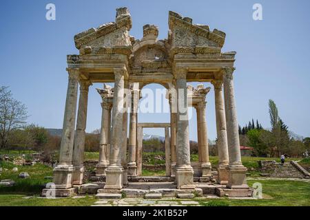 Le rovine di Tetrapylon in Aphrodisias Antique City, tardo ellenistico primi romani vicino Aydn, nella Turchia occidentale. Foto Stock