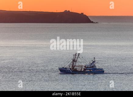 Roches Point, Cork, Irlanda. 17th Settembre 2022. La nave da pesca Z26 Avanti si avvicina alla costa irlandese prima dell'alba a Roches Point, Co. Cork, Irlanda. - Credit; David Creedon / Alamy Live News Foto Stock