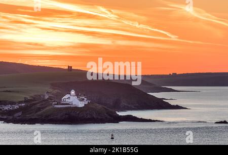 Roches Point, Cork, Irlanda. 17th Settembre 2022. Una spettacolare breaking all'alba sul faro di Roches Point, Co. Cork, Irlanda. - Credit; David Creedon / Alamy Live News Foto Stock