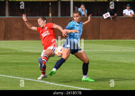 Crayford, Regno Unito. 28th ago, 2022. Crayford, Inghilterra, 28th 2022 agosto: Jamie-Lee Napier (11 London City Lionesses) e Sophie o'Rourke (21 Charlton Athletic) in azione durante la partita del Barclays fa Championship tra Charlton Athletic e London City Lionesses all'Oakwood di Crayford, Inghilterra. (Dylan Clinton/SPP) Credit: SPP Sport Press Photo. /Alamy Live News Foto Stock