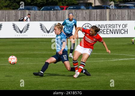 Crayford, Regno Unito. 28th ago, 2022. Crayford, Inghilterra, 28th 2022 agosto: Lucy Fitzgerald (17 London City Lionesses) e Angela Addison (11 Charlton Athletic) in azione durante il gioco di Barclays fa Womens Championship tra Charlton Athletic e London City Lionesses all'Oakwood, Crayford, Inghilterra. (Dylan Clinton/SPP) Credit: SPP Sport Press Photo. /Alamy Live News Foto Stock